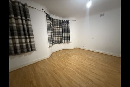 3 Bed Semi-Detached House, Whitehorse Road, CR0 - Photo 4