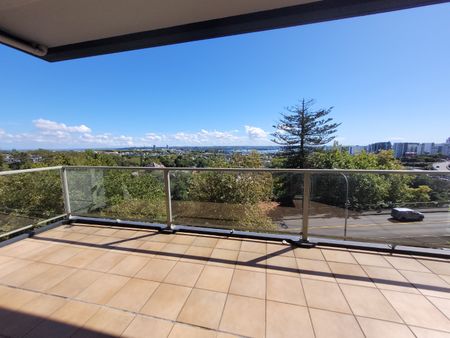 Spacious Apartment, Beautiful Views! - Photo 2