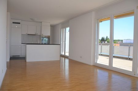 "grosszügige, moderne 2.5-Zimmer-Attika-Wohnung mit grosser Dachterrasse" - Photo 4