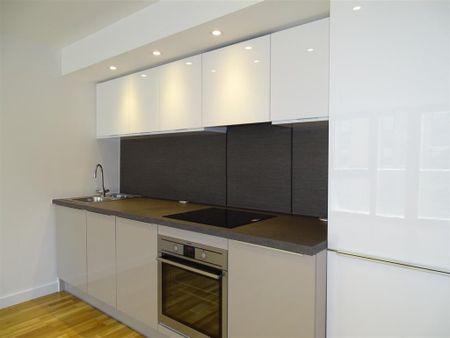 Ealing Road, Brentford, TW8 - Photo 3