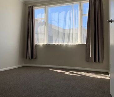 Sunny 4BR Newtown Flat in great location! - Photo 3