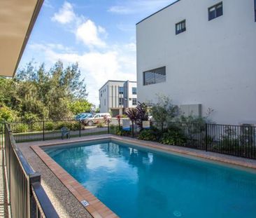 Tri-level townhouse with huge living areas - Photo 6