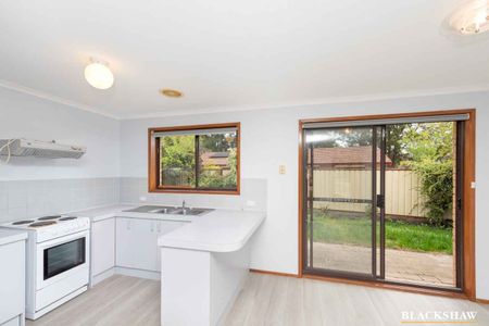 Cosy Three Bedroom Townhouse in Suburban Area. - Photo 3