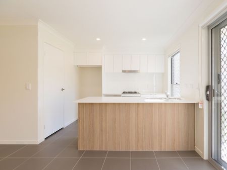 NEAR NEW LUXURY 3 BEDROOM TOWNHOUSE WITH DUCTED AIR CONDITIONING - Photo 5