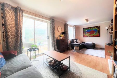 Hawthorn Road, Woking, Surrey, GU22 - Photo 2