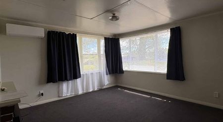 Charming Three-Bedroom Family Home for Rent in Putaruru - Photo 3