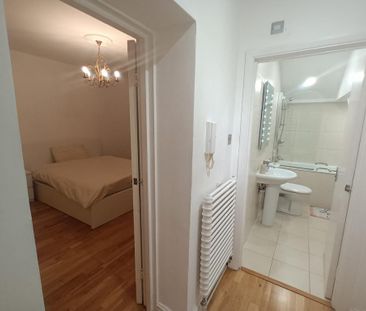 1 bedroom in a flat share to rent - Photo 2