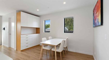 New House ， 4 Executive Suits - Photo 3