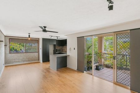 STUNNING RENOVATED UNIT IN THE HEART OF COOLANGATTA - Photo 2