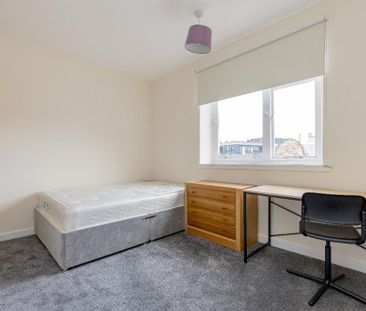 3 bedroom flat to rent - Photo 6