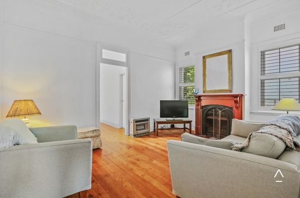 Stunning 3-Bedroom Home, 1km to Bondi Beach - Photo 1