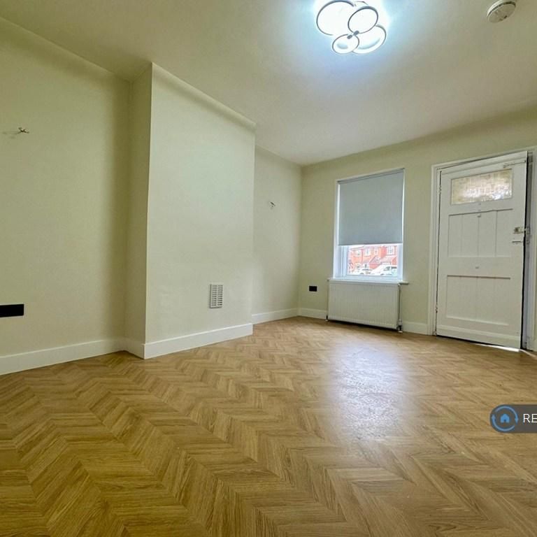 4 bedroom semi-detached house to rent - Photo 1