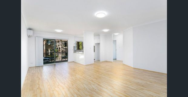 Spacious and centrally located - Photo 1
