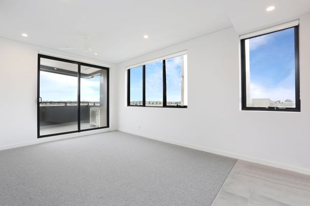 Chic bright and spacious living - Photo 1