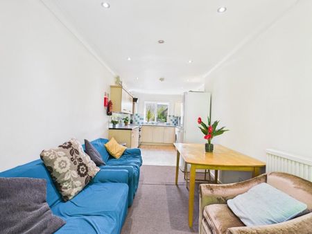 5 bedroom semi-detached house to rent - Photo 2