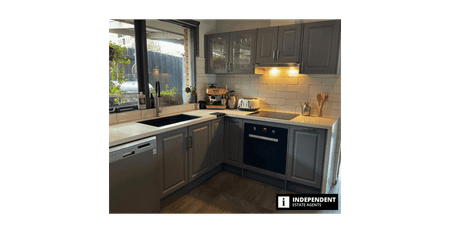 Beautiful Home with Pool in Frankston - Lifestyle & Location Combined - Photo 3