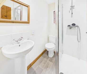 2 bedroom mews to rent - Photo 5