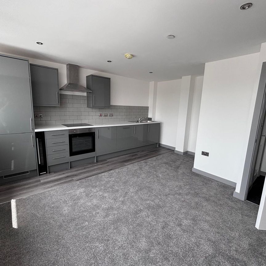 NEWLY REFURBISHED 1 BED APARTMENT - LEEDS - Photo 1