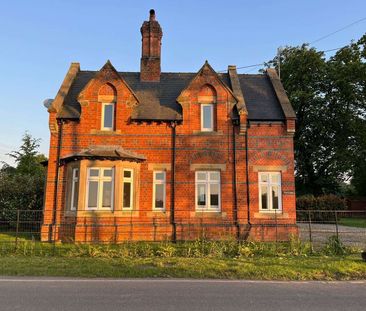 Detached Lodge House on a Rural Estate - Photo 3