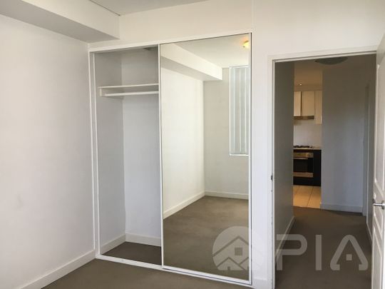 Easy Access to Amenities, walking distance to Merrylands Station. - Photo 1