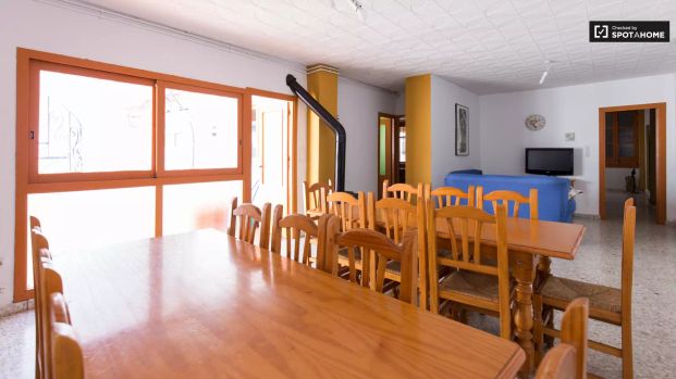 Single Bed in Rooms for rent in tidy 12-bedroom apartment in Centro - Photo 1