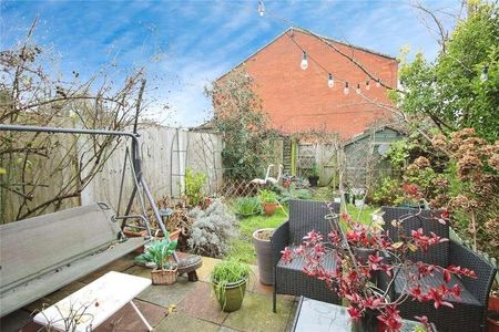 Frettons, Basildon, SS14 - Photo 2