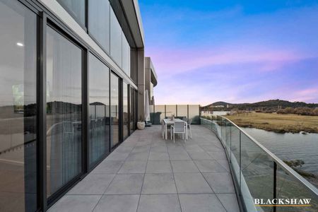 Sub Penthouse with water views - Photo 2