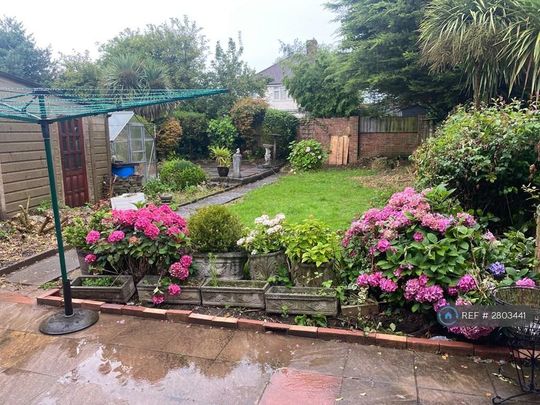 1 bedroom in a house share to rent - Photo 1