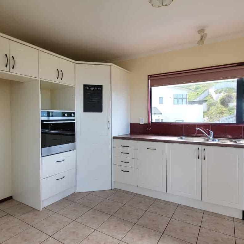 Spacious 5-Bedroom Home with Stunning Ocean Views – 17 Jordan Street, Island Bay - Photo 1