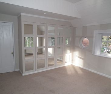 A three bedroom cottage set in an idyllic village location between ... - Photo 2