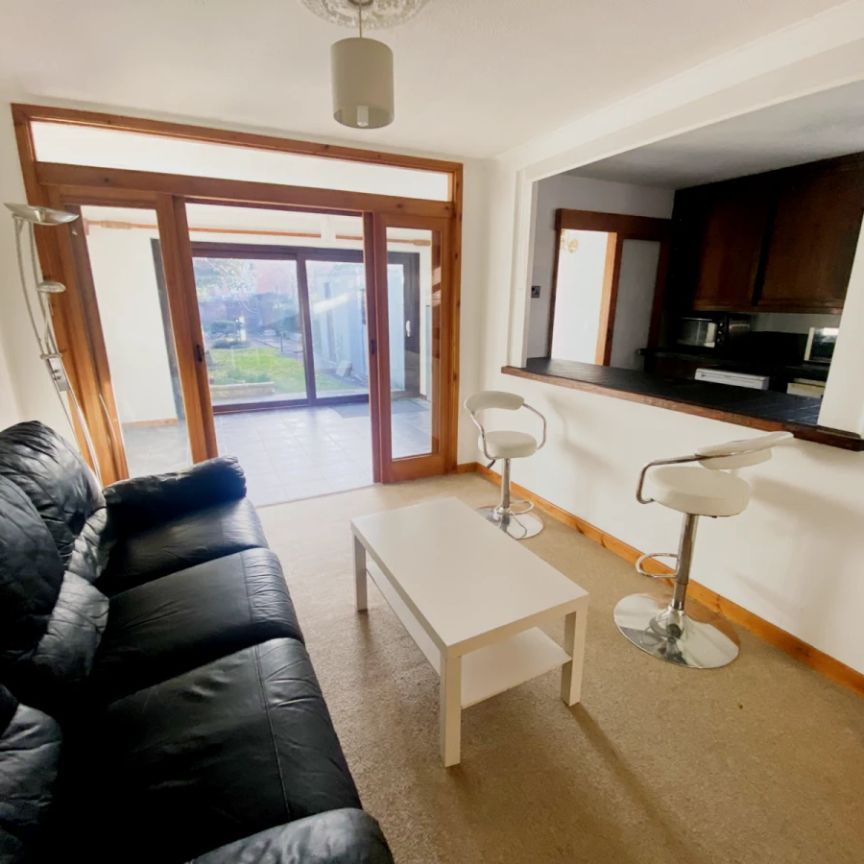 4 bed 2 bath - Photo 1