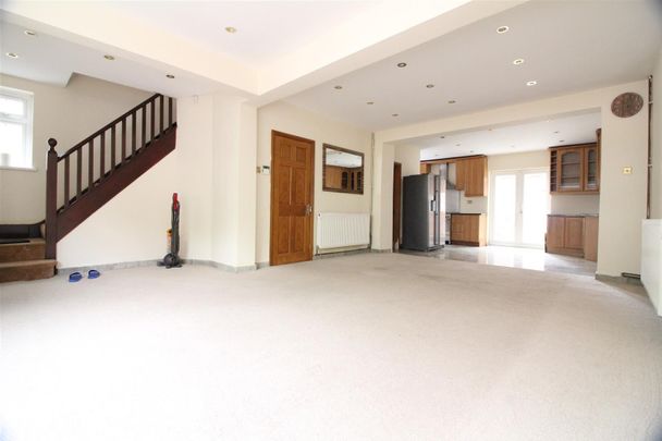 Fern Lane, Hounslow - Photo 1