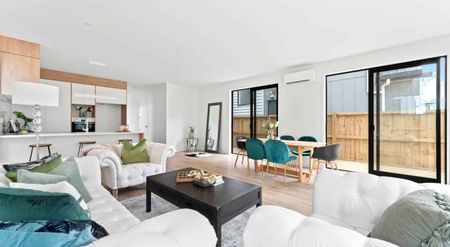 MODERN SILVERDALE HOME - Photo 3