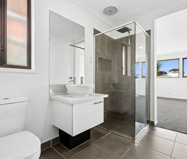 Stunning & Spacious Family Home - Photo 1