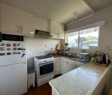 Charming Ground Floor Unit in the Heart of Mount Eden - Photo 3