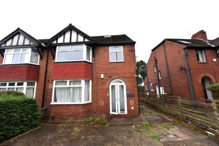 3 bedroom Flat in St Annes Road, Leeds - Photo 2