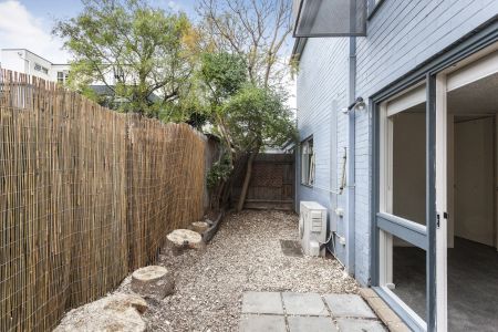 Stylish 2-Bedroom Ground-Floor Apartment in Prime Location! - Photo 5