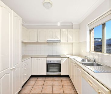 Spacious, Light Filled Three bedroom Apartment - Photo 4