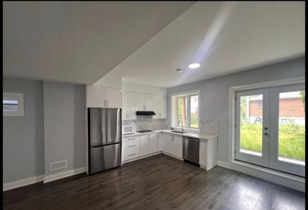 For Lease - 574 B Pharmacy Ave Avenue, Toronto, Ontario - Photo 3