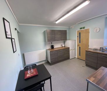 1 bedroom in a house share to rent - Photo 3
