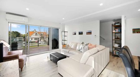 LOW MAINTENANCE, EASY LIVING, THIS WONT LAST LONG! - Photo 3