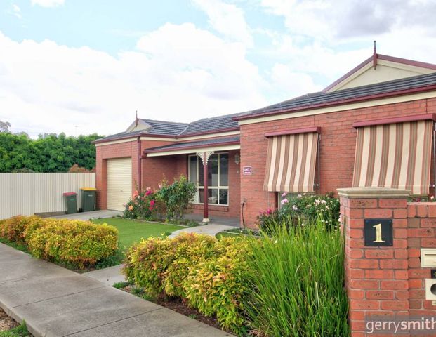 MODERN 3 BEDROOM TOWNHOUSE. - Photo 1