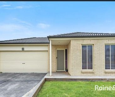 3-bedroom house in Cranbourne North! - Photo 4