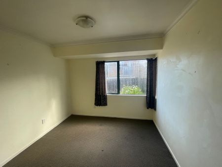 Easy Living in Flat Bush - Photo 2