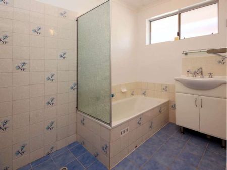 4-Bedroom Home in Prime Sturt Location – Walk to Marion Shopping Centre - Photo 5