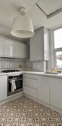 2 bedroom property to rent in London - Photo 2