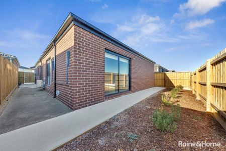 35 Leger Street, Manor Lakes, VIC 3024 - Photo 3