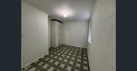 Conveniently located in the heart of Hyde Park, - Photo 4