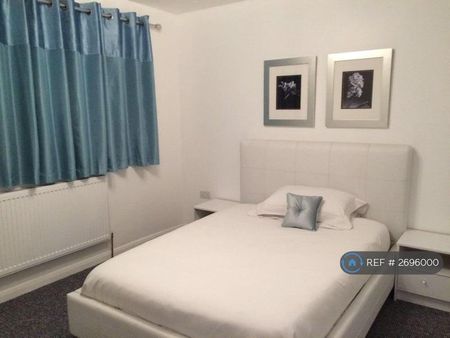 1 bedroom in a house share to rent - Photo 3