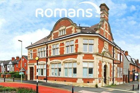 Lynchford Road, Farnborough, Hampshire, GU14 - Photo 2